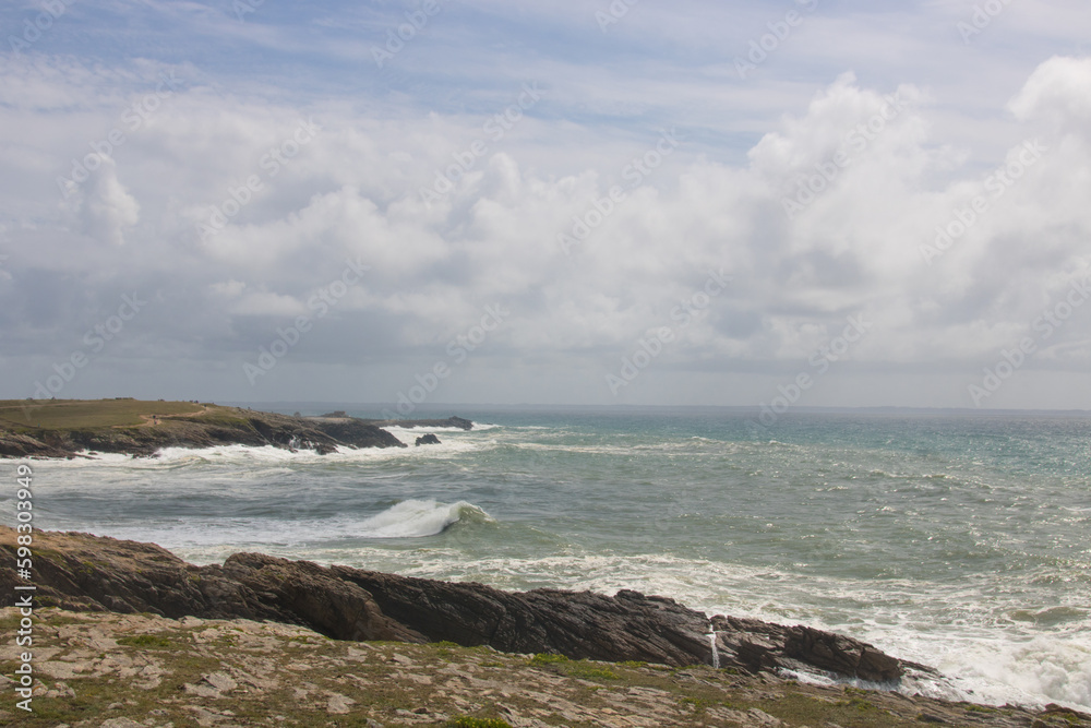 La Côte Sauvage, tournée vers l'ouest, surplombe l'océan sur 8 km depuis le Château Turpault jusqu'à la Pointe du Percho, sur la presqu'île de Quiberon dans le Morbihan en Bretagne en France