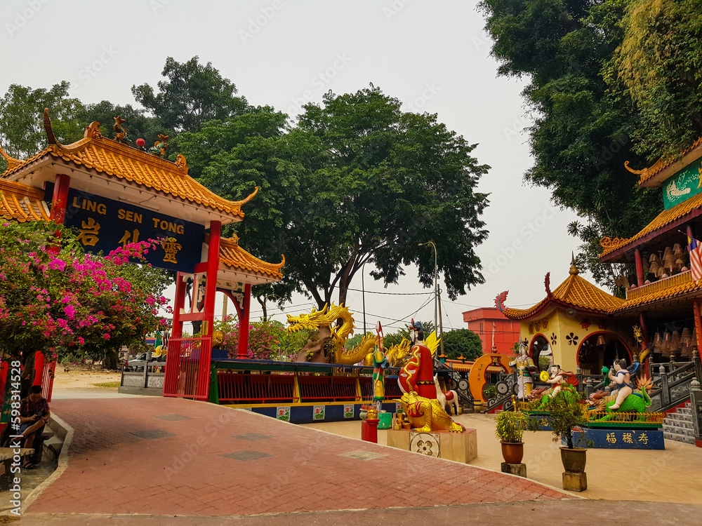 Ipoh, Malaysia in November 2019. Ling Sen Tong is a beautiful Taoist cave temple located at the foot of a limestone hill in Ipoh, Perak. Ipoh, Malaysia in November 2019. Ling Sen Tong is a beautiful Taoist cave temple located at the foot of a limestone hill in Ipoh, Perak.