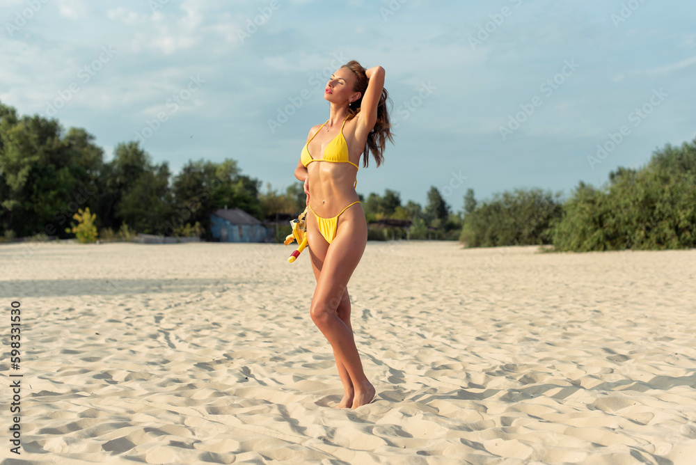 Naklejka premium Young woman relaxing on the beach