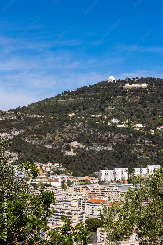 Grande Coupole de Observatoire de la Côte d'Azur, au sommet du Mont Gros, depuis les Jardins du Monastère de Cimiez