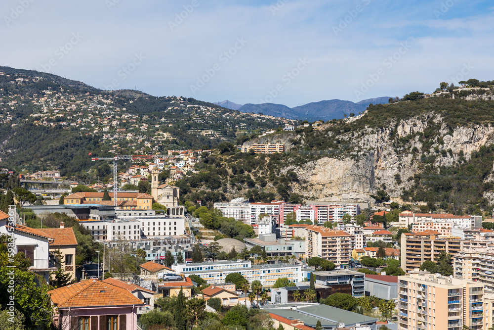 Vue sur les quartiers des rives du Paillon, au nord de Nice, depuis les Jardins du Monastère de Cimiez