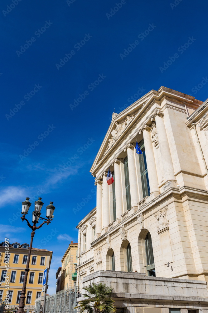 Façade néo-classique du Palais de Justice de Nice