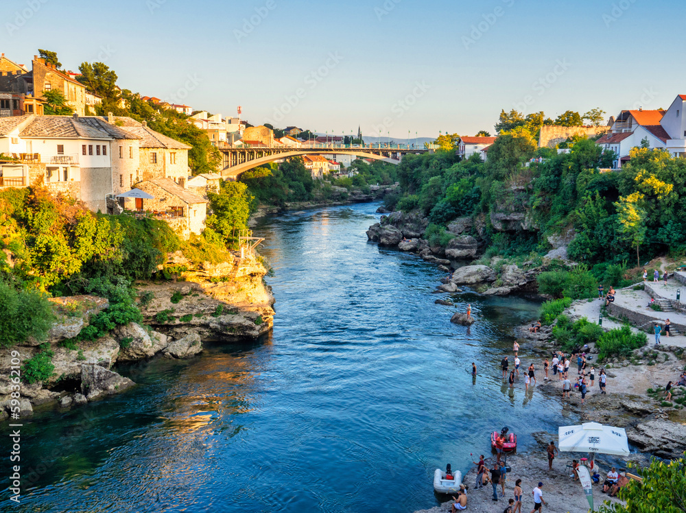 Blick auf den Fluss Neretva durch Mostar in dem Menschen baden