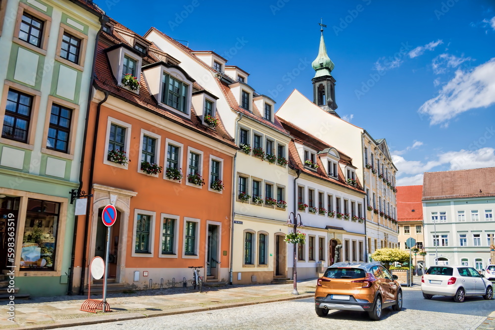 radeberg, deutschland - sanierte häuser mit rathaus im hintergrund