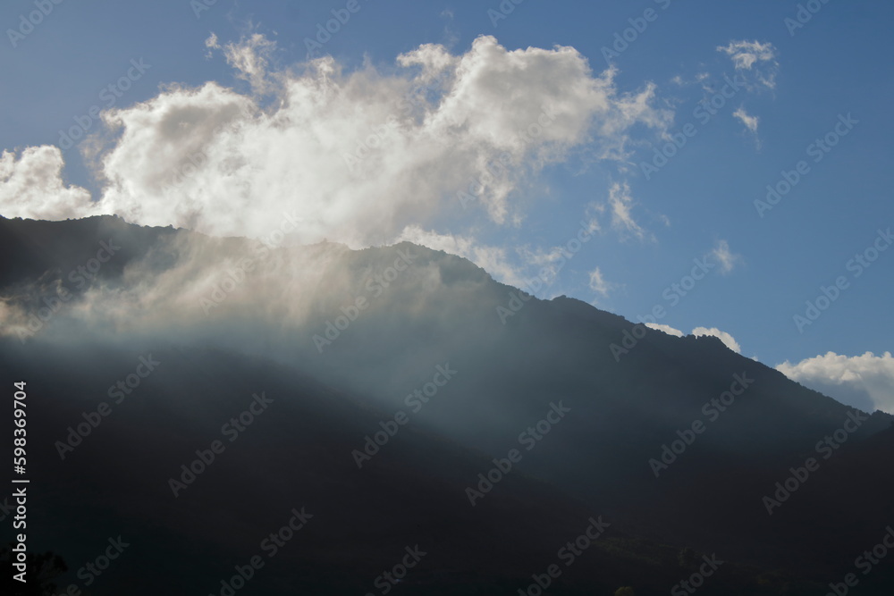 rayos de luz entre nubes y montañas desde el Hierro
