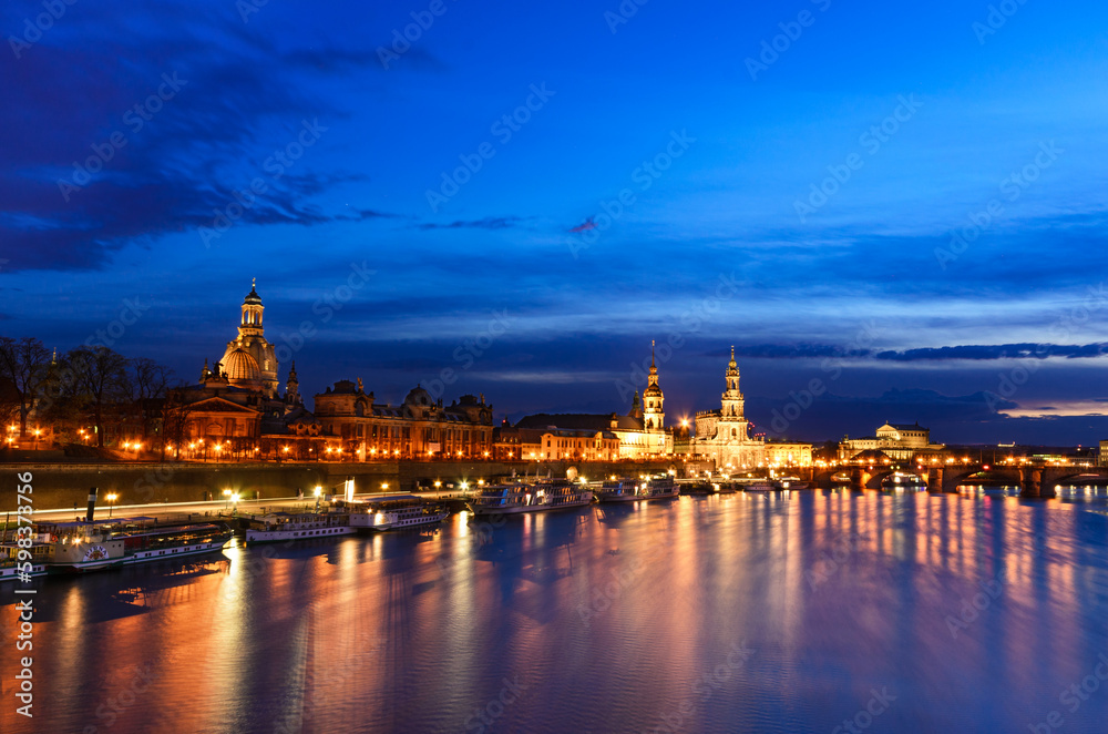 Dresden Skyline zur Blauen Stunde
