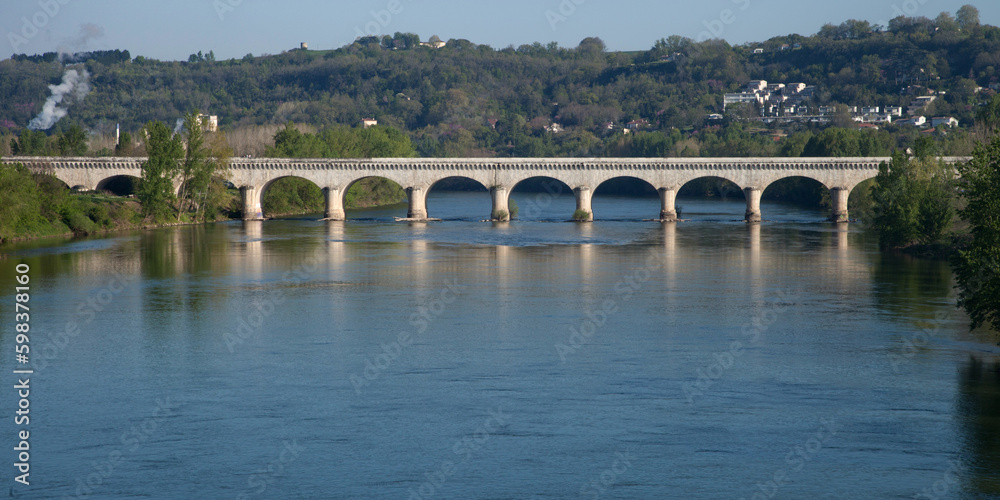 Pont canal au-dessus de la Garonne à Agen (Tarn-et-Garonne)