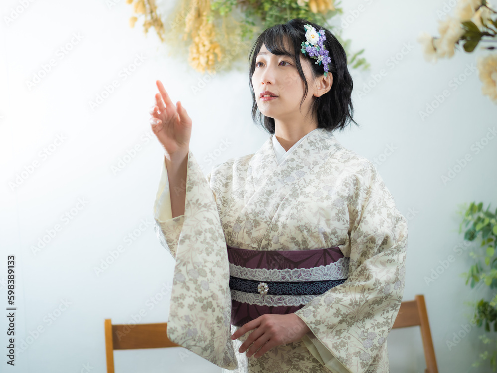 洋風な花柄小紋(着物)の女性 洋風な花柄小紋(着物)の女性