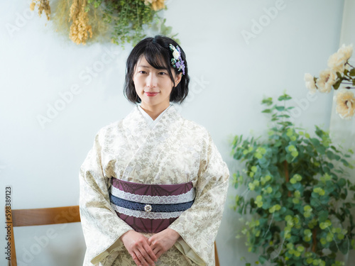洋風な花柄小紋（着物）の女性