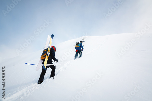 Fotografía Side view of a group of people climbers skiers climbing up the snowy slope