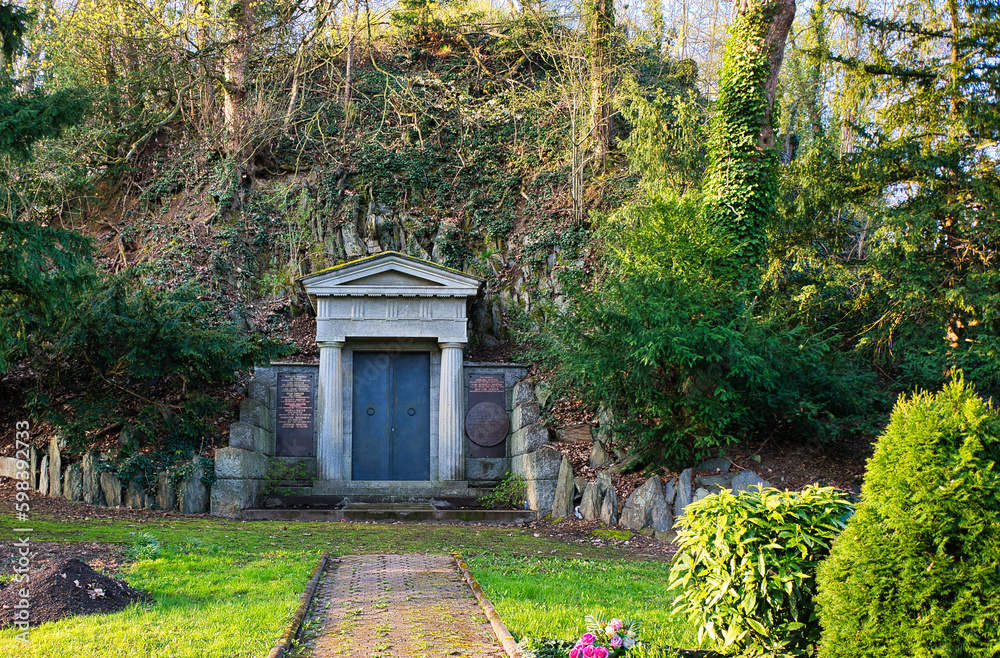 großes Mausoleum  im Berg auf einem Friedhof in Trier