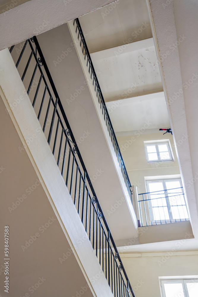 Fototapeta premium Allée d'immeuble art déco à Valence