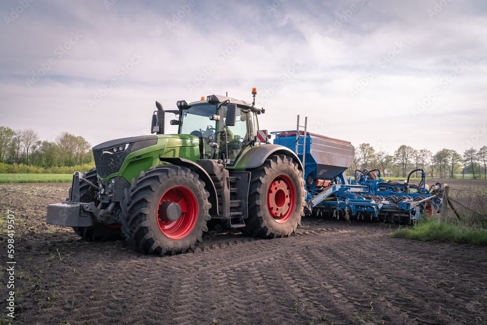 Ackerbestellung - Maislegen im Frühjahr mit landwirtschaftlichen Gerät. Ackerbestellung - Maislegen im Frühjahr mit landwirtschaftlichen Gerät.