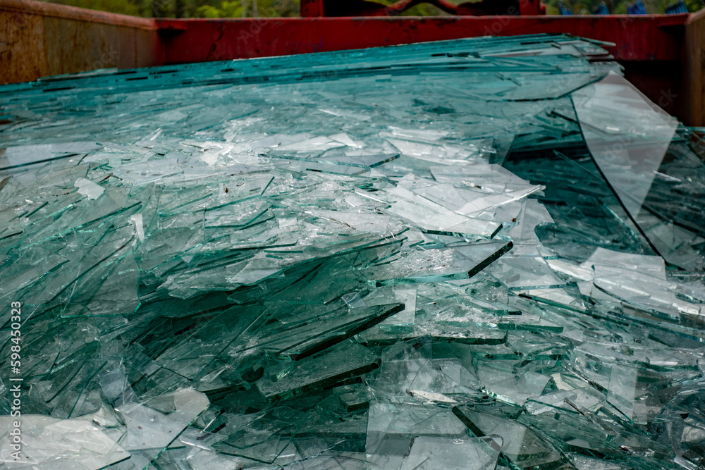 Obraz premium Bruch und Flachglas Scheiben im Recycling Container