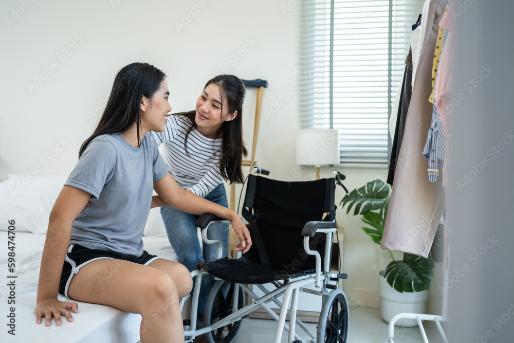 Φωτογραφία Asian woman support female leg amputee friend sitting on wheelchair