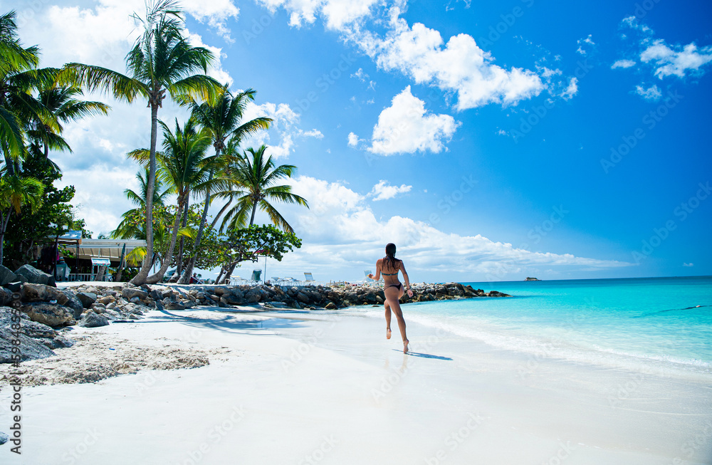 Obraz premium photo of woman running on summer vacation. woman running on summer vacation at beach