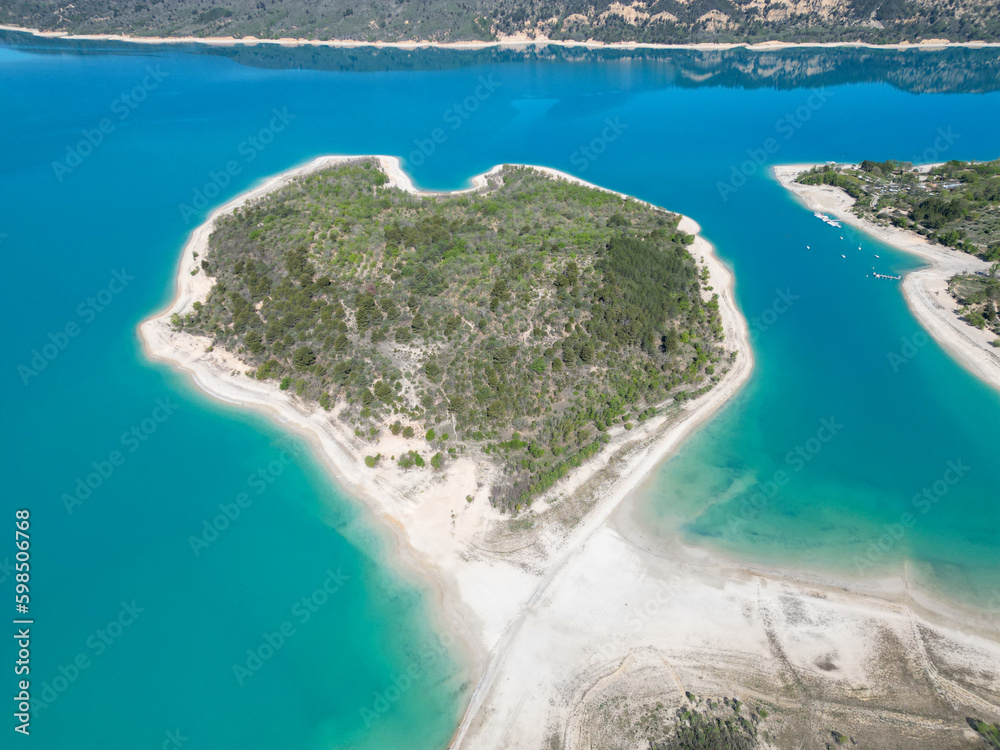 Herzinsel im tropischen Gewässer / Provence
