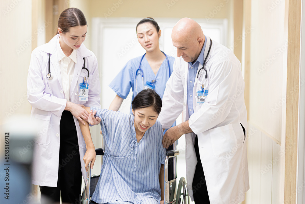 Obraz premium Smiling doctor at clinic, shaking hands with patient, his health care and professionalism