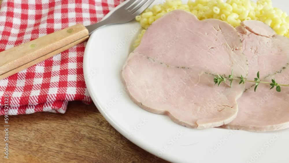 tranches de rôti de porc et coquillettes dans une assiette tranches de rôti de porc et coquillettes dans une assiette