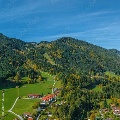 Oberammergau an einem sonnigen Herbsttag - Ausblick zum Kolbensattel westlich des Ortes