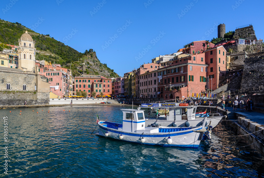 Fischerboote im Hafen von Vernazza, Italienische Riviera, Cinque Terre, Ligurien, Italien