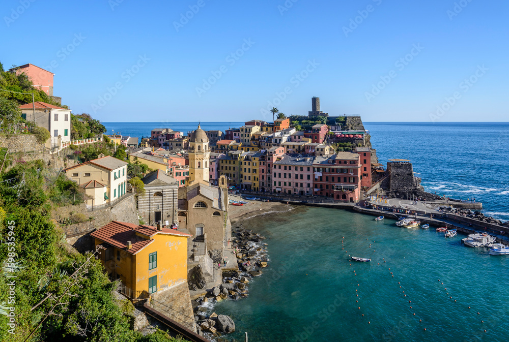Blick über den Hafen von Vernazza, Italienische Riviera, Cinque Terre, Ligurien, Italien