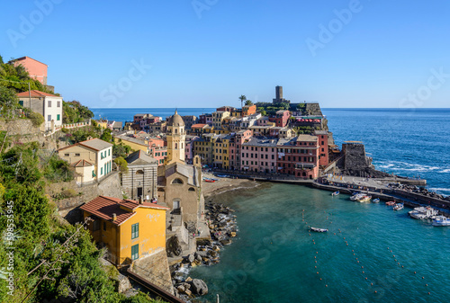 Blick über den Hafen von Vernazza, Italienische Riviera, Cinque Terre, Ligurien, Italien