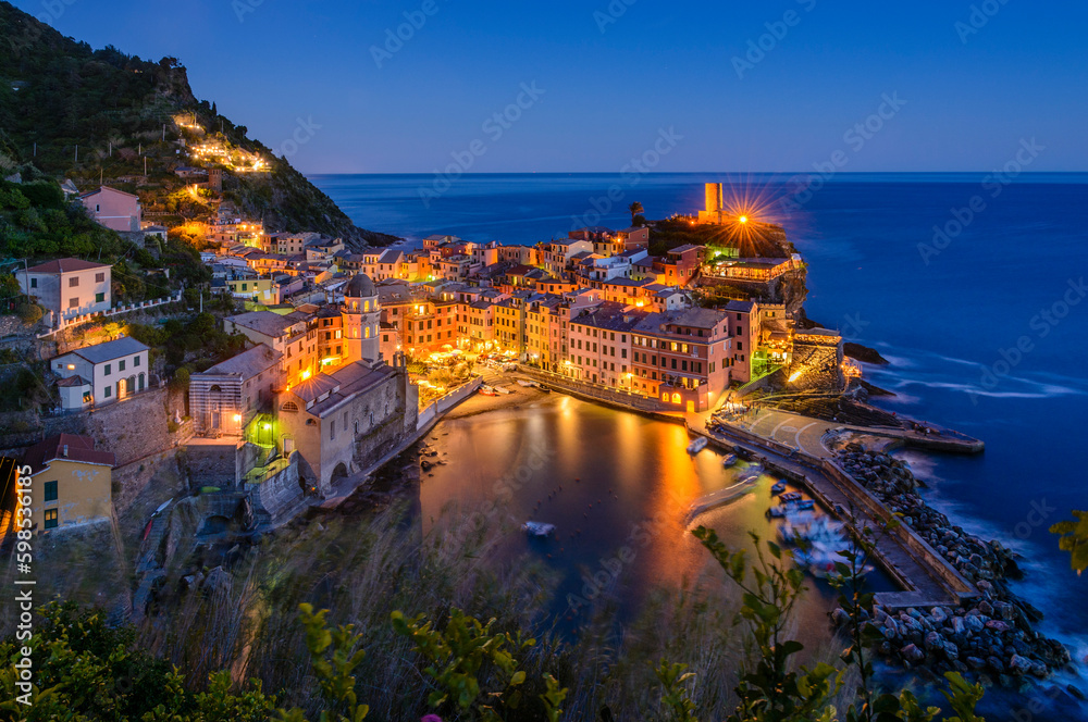 Blick über den Hafen von Vernazza bei der Abenddämmerung, Italienische Riviera, Cinque Terre, Ligurien, Italien
