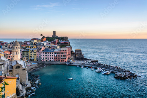Blick über den Hafen von Vernazza bei Sonnenuntergang, Italienische Riviera, Cinque Terre, Ligurien, Italien