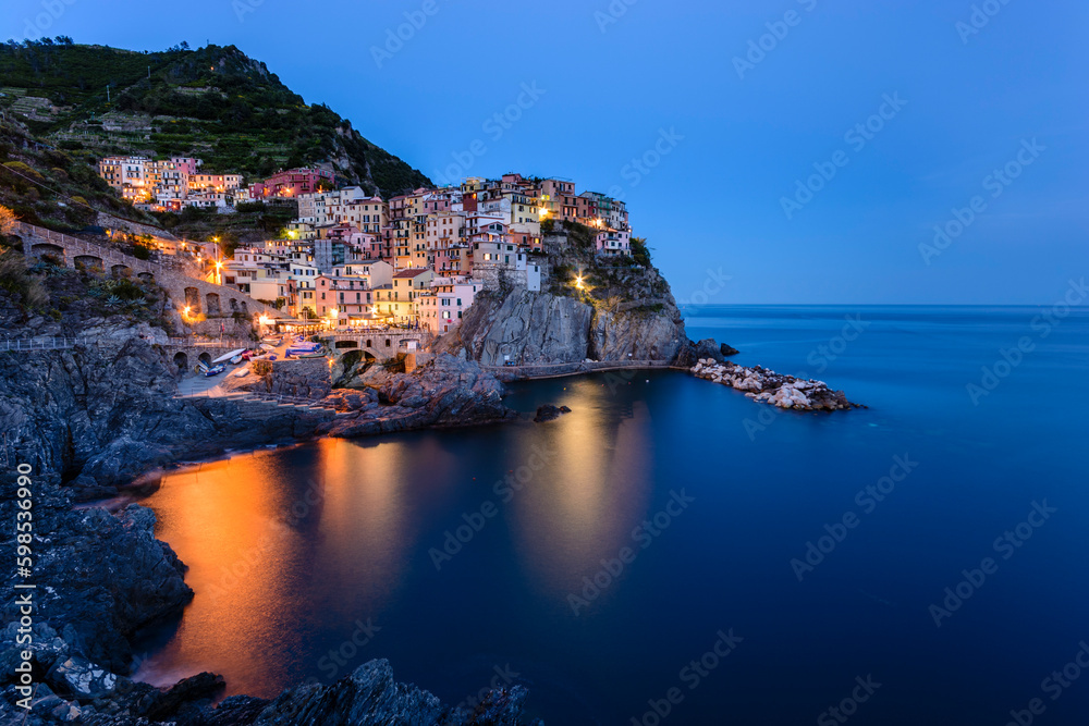 Das Dorf Manarola in der Abenddämmerung, Cinque Terre, Riviera di Levante, Provinz La Spezia, Ligurisches Meer, Italienische Riviera, Mittelmeer, Ligurien, Italien
