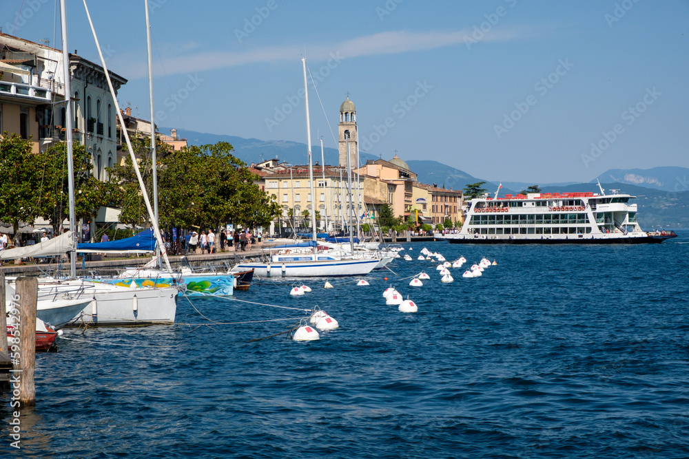 Obraz premium Segelboote im Hafen von Salò, Gardasee, Provinz Brescia, Lombardei, Italien