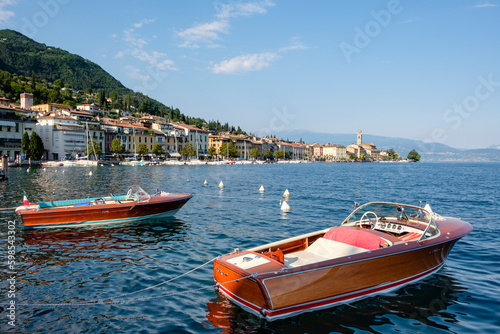 Motorboote im Hafen von Salò, Gardasee, Provinz Brescia, Lombardei, Italien © El Gaucho