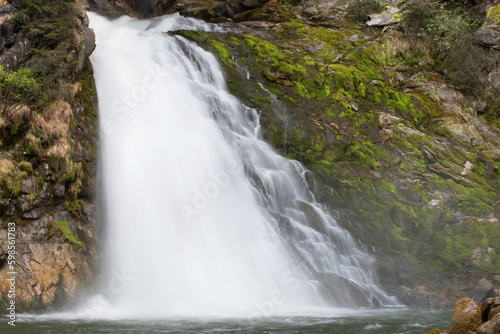 Fototapeta Naklejka Na Ścianę i Meble -  lunga esposizione acqua di una cascata delle dolomiti, una splendida cascata con del bel muschio verde di fianco, la bellezza dei panorami delle dolomiti.