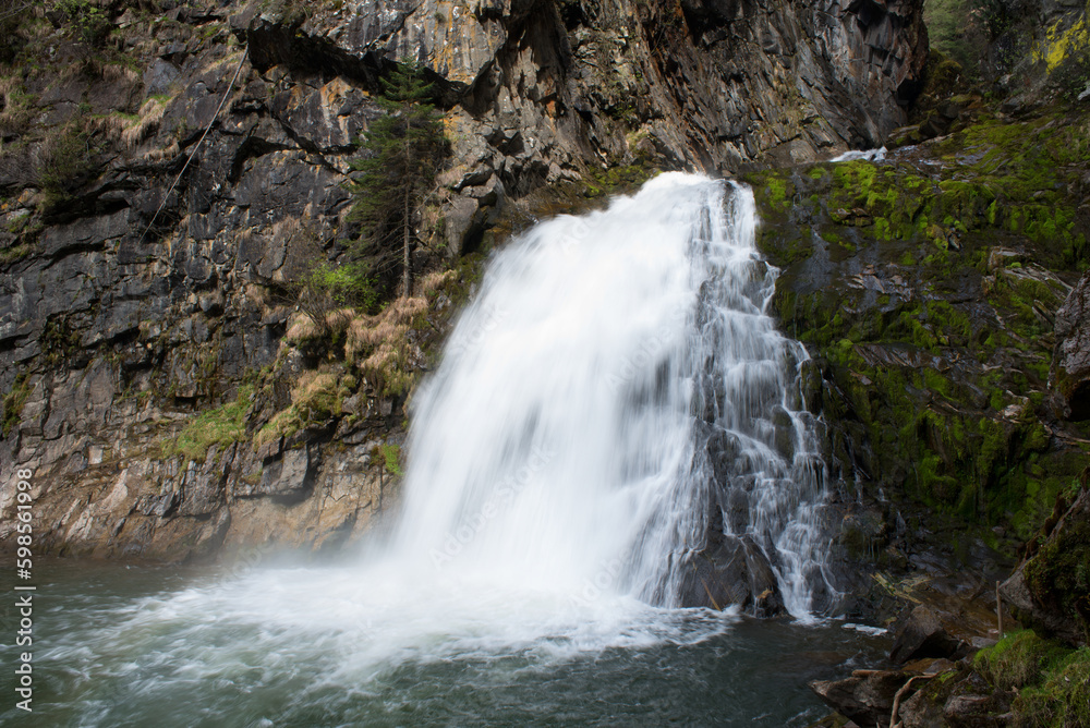 lunga esposizione acqua di una cascata delle dolomiti, una splendida cascata con del bel muschio verde di fianco, la bellezza dei panorami delle dolomiti. lunga esposizione acqua di una cascata delle dolomiti, una splendida cascata con del bel muschio verde di fianco, la bellezza dei panorami delle dolomiti.