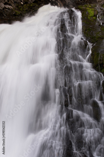 lunga esposizione acqua di una cascata delle dolomiti, una splendida cascata con del bel muschio verde di fianco, la bellezza dei panorami delle dolomiti.
