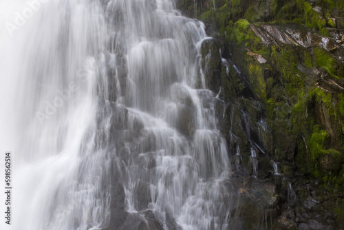 lunga esposizione acqua di una cascata delle dolomiti  una splendida cascata con del bel muschio verde di fianco  la bellezza dei panorami delle dolomiti.