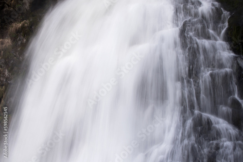 lunga esposizione acqua di una cascata delle dolomiti  una splendida cascata con del bel muschio verde di fianco  la bellezza dei panorami delle dolomiti.