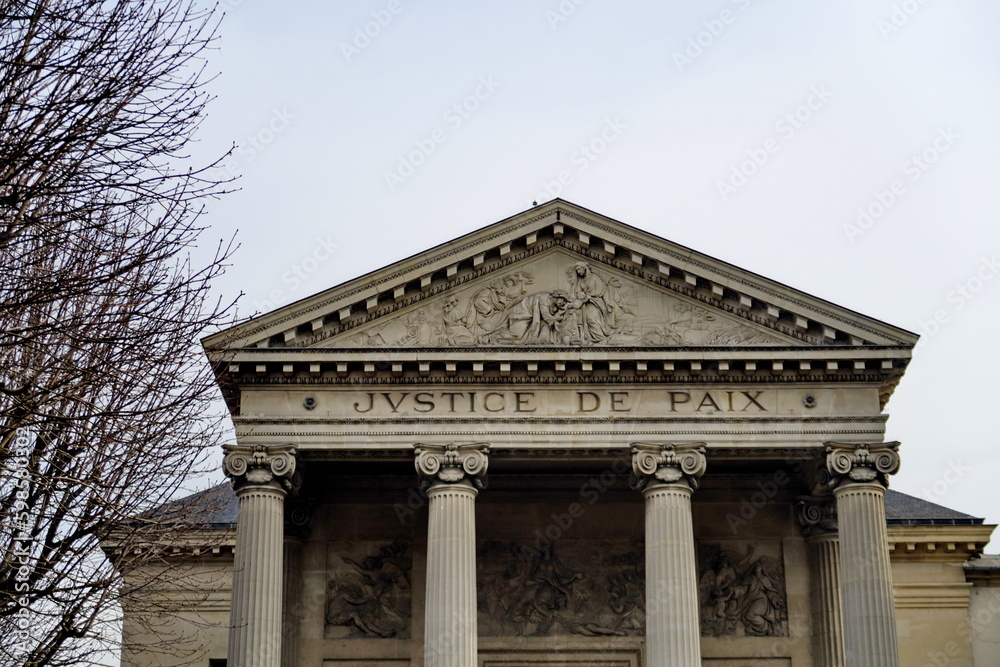 Justice de Paix. Façade de tribunal avec colonnes de pierre. 