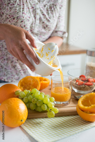Orangensaft frisch mit der Hand gepresst / Rohkost