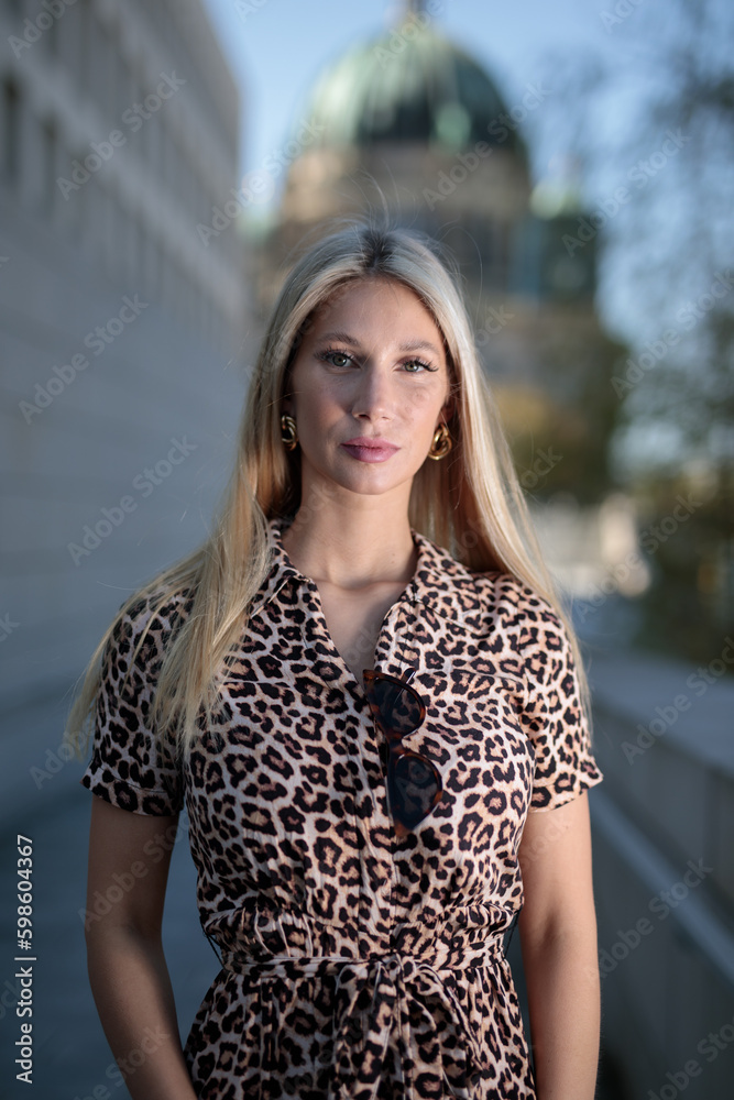 Wunderschöne Frau im Leoparden Muster Kleid spazierend im Sommer an der Spree Berlin Studio Blitzlicht Wunderschöne Frau im Leoparden Muster Kleid spazierend im Sommer an der Spree Berlin Studio Blitzlicht