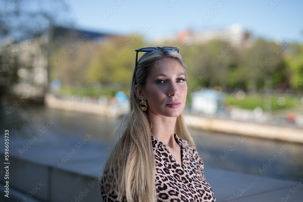 Wunderschöne Frau im Leoparden Muster Kleid spazierend im Sommer an der Spree Berlin Studio Blitzlicht