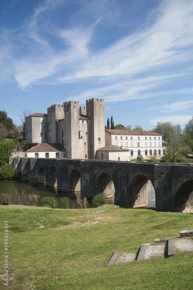 Fototapeta premium Pont surplombant la rivière Gélise et moulin médiéval fortifiés du village de Barbaste (Lot-et-Garonne)