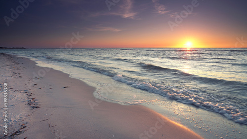 Ostsee mit Wellen im Sonnenuntergang