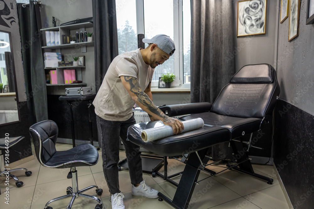 Fototapeta premium Young man preparing for tattoo session