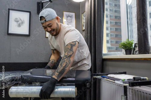Young man preparing for tattoo session © zinkevych
