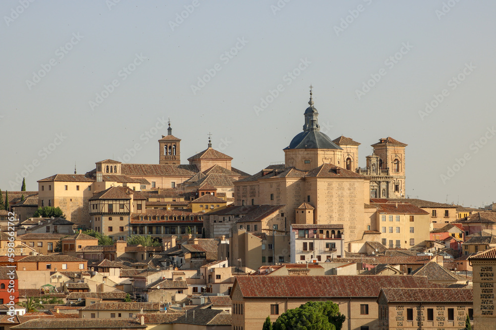 Toledo es una ciudad española situada en el centro del país. Es conocida por su impresionante patrimonio histórico y cultural, que incluye su catedral gótica, su ciudad amurallada 