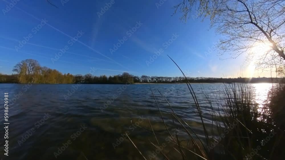 idyllischer See mit kristallklarem Wasser,, kleinen Wellen, Sonnenschein blauer Himmel, Drohne idyllischer See mit kristallklarem Wasser,, kleinen Wellen, Sonnenschein blauer Himmel, Drohne