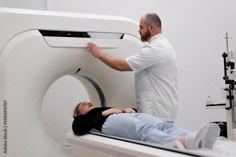 Obraz premium A radiologist performs a computer tomography procedure in a medical clinic A head examination is performed on the patient