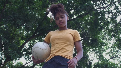 Atleta negra brasil retrato segurando bola de futebol