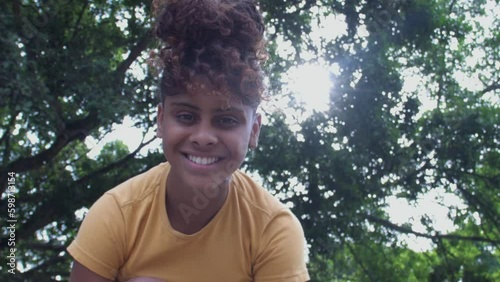 Jovem afro atleta empoderada sorrindo